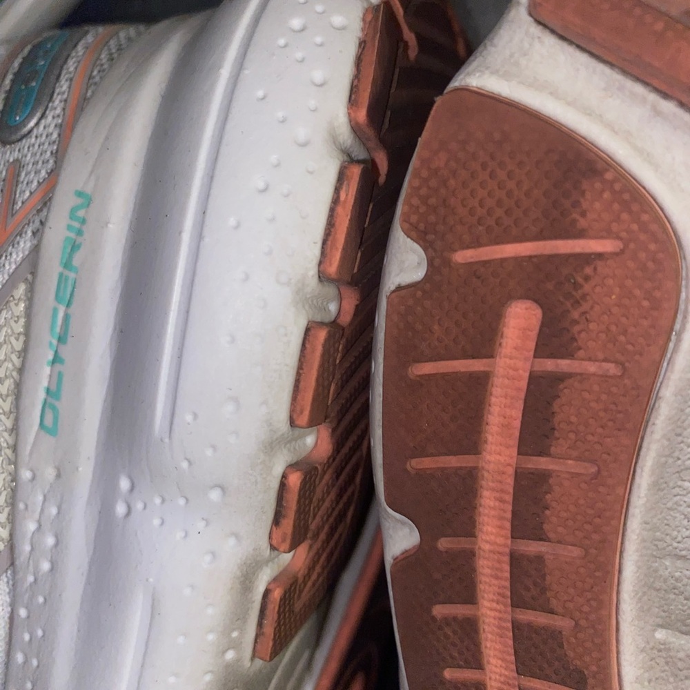 Brooks Glycerin 20 Women's
Oyster/Latigo Bay/Coral size 7.5 - Picture 9 of 10